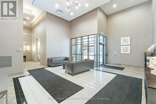 Photo du bâtiment - 406-2490 OLD BRONTE Rd
