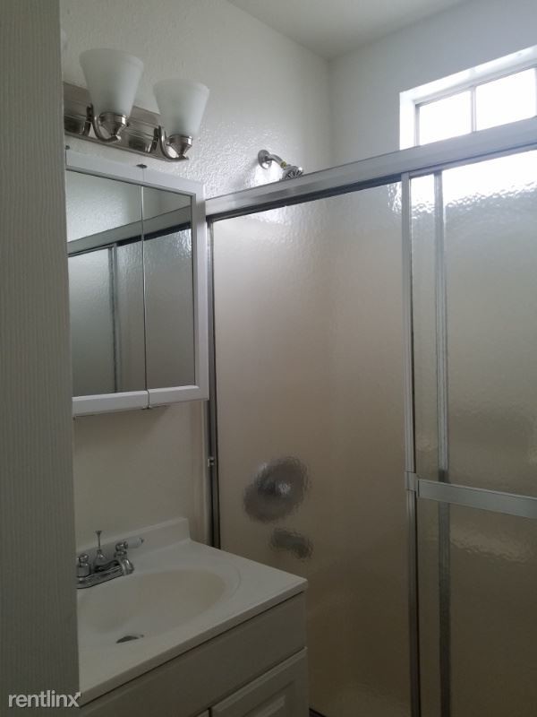 Building Photo - 1 br, 1 bath Apartment - 6615 De Soto Ave