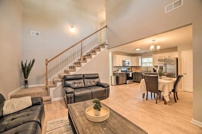 Building Photo - Pet Friendly Three Bedroom!
