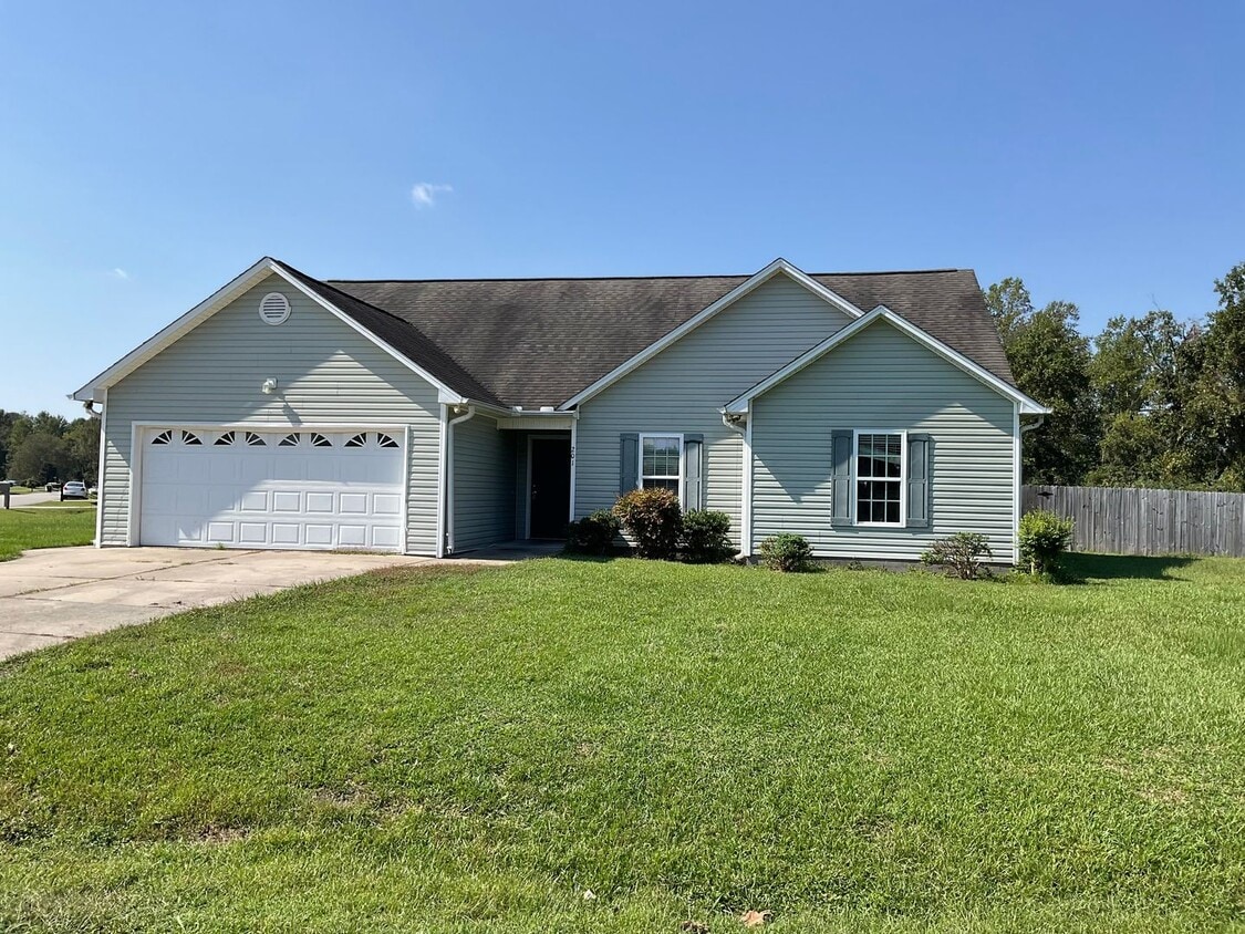 Foto principal - Spacious 3 bedroom 2 bath home! Walk in closet! Galley Kitchen! Open floor plan! Fenced in back y...