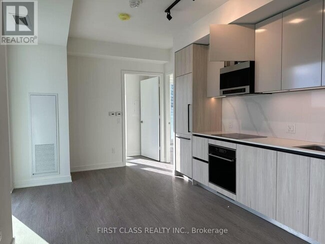 Building Photo - 425 Front St E