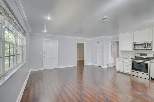 Building Photo - 600 SW 15th St