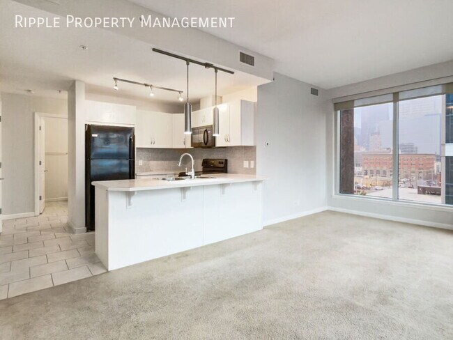 Photo du bâtiment - Modern 2 Beds, 2 Baths Apartment/Condo | No Pets Allowed