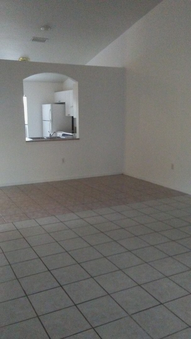 Building Photo - Spacious 2/2 with garage in family neighbo...