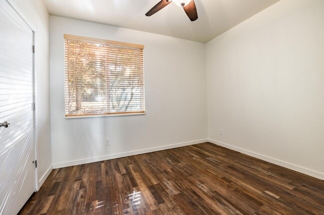 Building Photo - Pinebrook Condo Near Bus Line