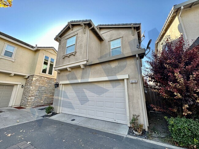 Foto del edificio - 2-Story 3-Bedroom, 2.5-Bath Gated Communit...