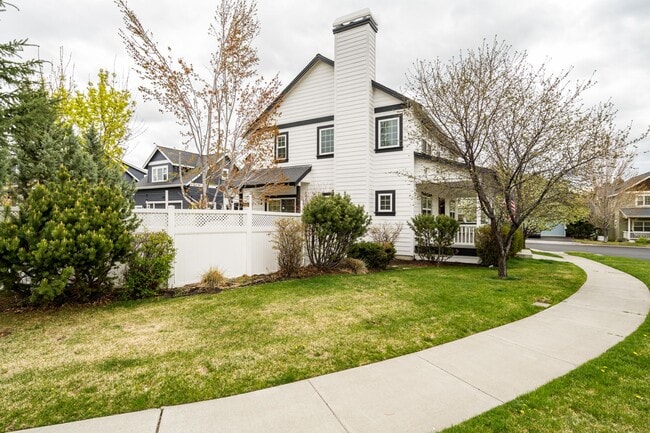 Building Photo - 3 Bed 2.5 Bath House with Air Conditioning