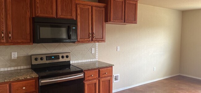 Building Photo - Spacious 4 Bedroom Home ELECTRIC INCLUDED!