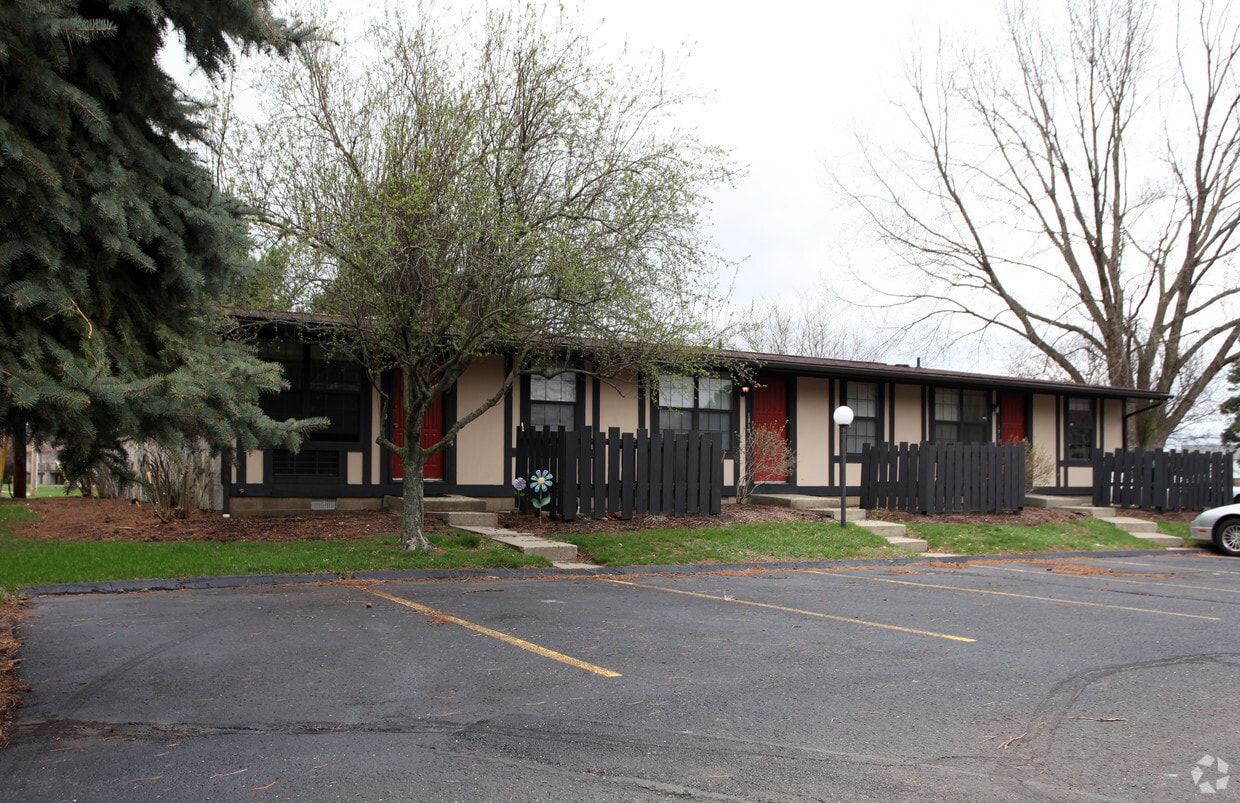 Primary Photo - Pinewood Apartments