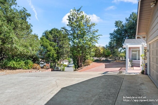Building Photo - 10609 Creston Dr
