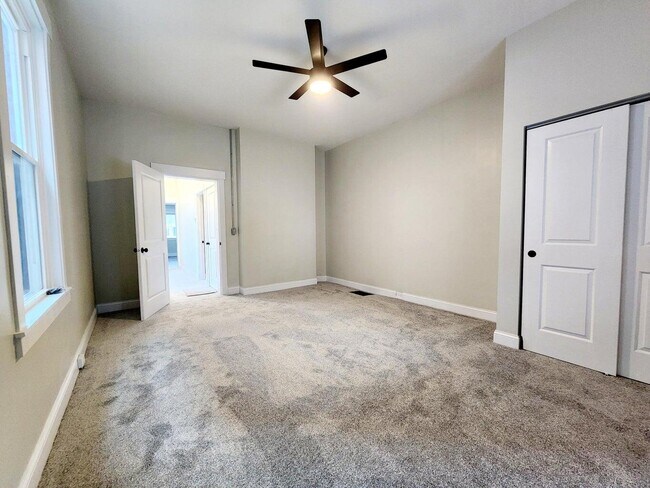 Building Photo - 1537 Greenup St