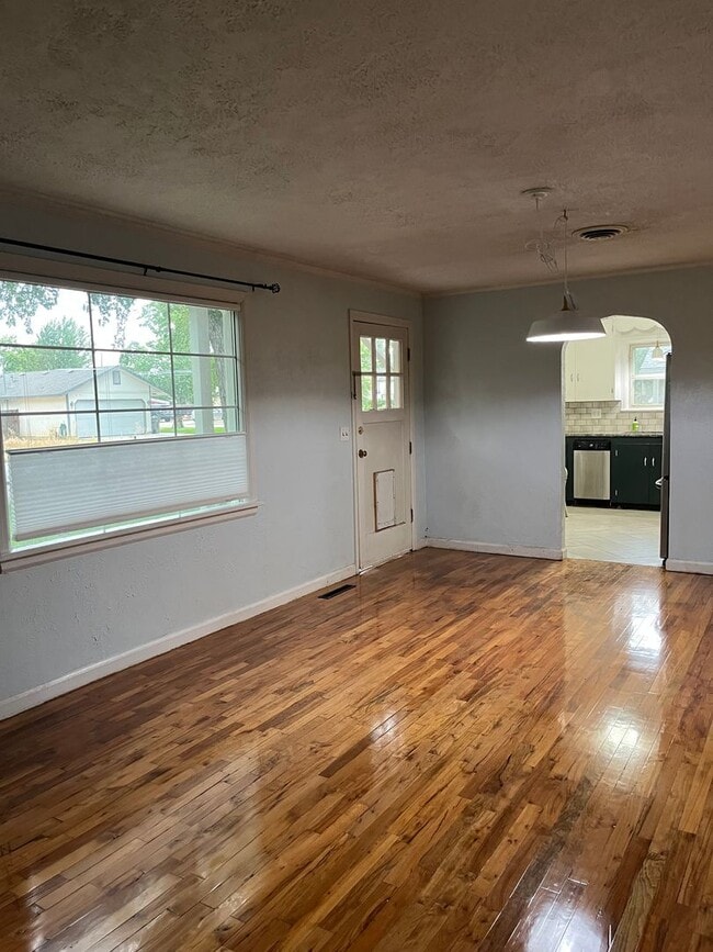 Building Photo - Beautiful Central Bench Home