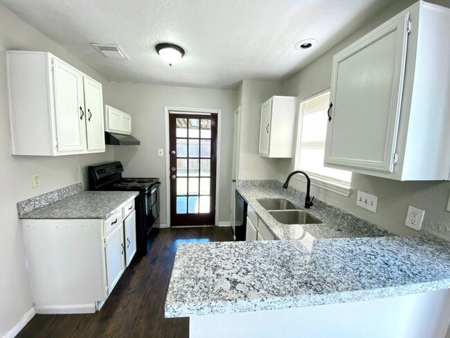 Foto del edificio - 908 Littleport Ln