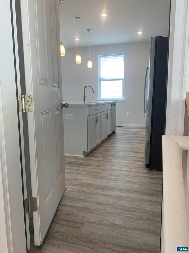 Foto del edificio - 758 Round Hill Rd