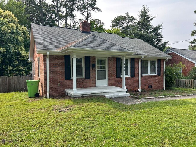 Foto del edificio - 4 Bedroom | 3 Bathroom Raleigh Home with F...