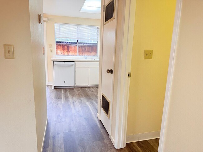 Foto del edificio - 2 bedroom 1.5 bath 2 story townhome