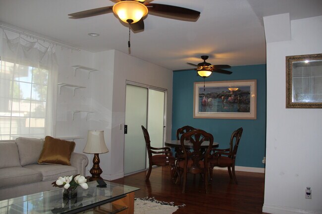 Foto del edificio - 11150 Glenoaks Blvd