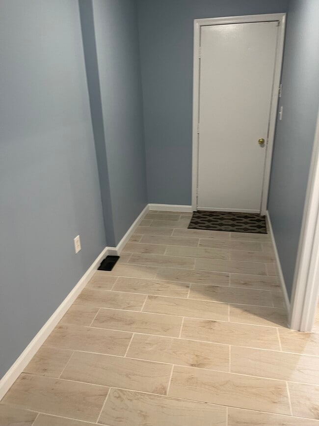 Puerta de entrada y pasillo al dormitorio - 8205 Londonderry Ct