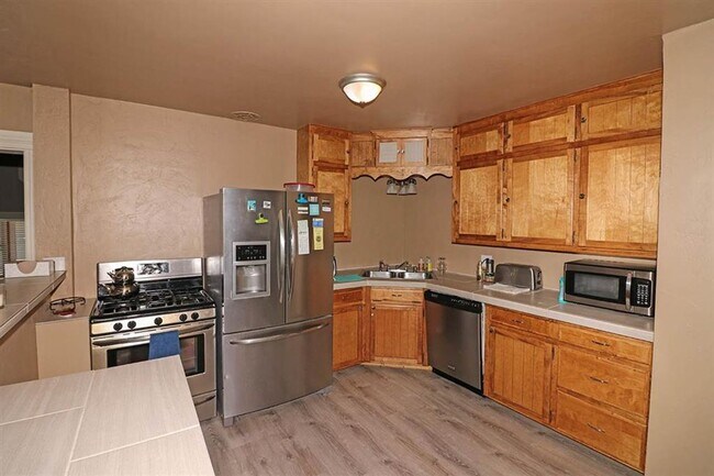 Building Photo - All utilities included 3-bedroom, 2-bathro...