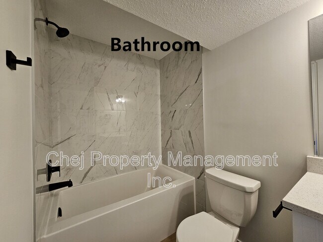 Photo du bâtiment - 19214-1922A 22A Ave NW