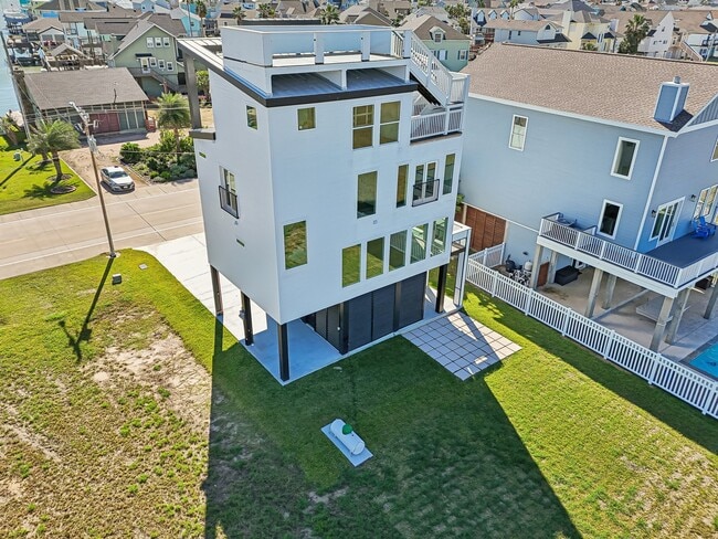 Building Photo - 830 Tiki Dr