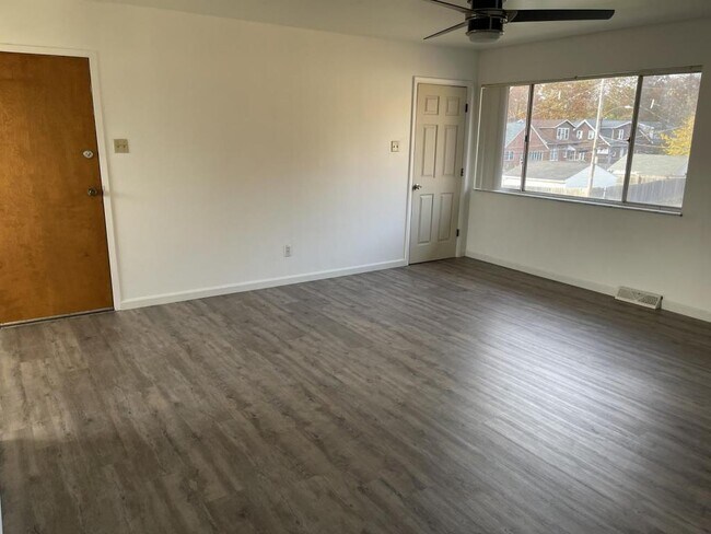 Building Photo - 1112 George St