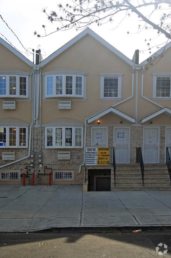 Building Photo - 556 Amboy St