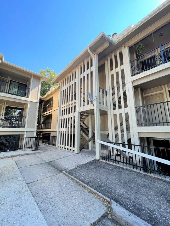 Building Photo - 1209 W Plum St