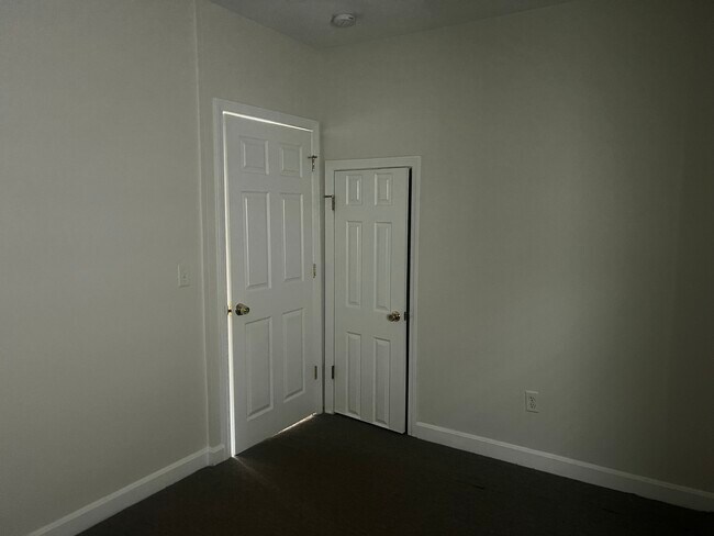 Building Photo - 143 Putnam St