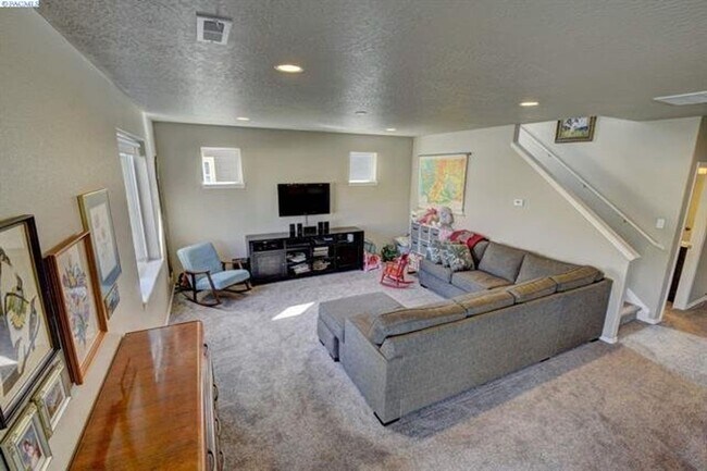 Foto del edificio - Immaculant 4BD/2.5BA Single Family Home on...