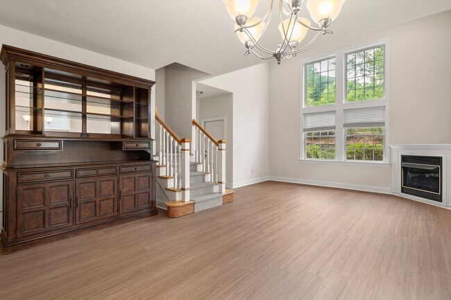 Foto del edificio - Five-Bedroom Tudor Home with Main-Level Primary Suite in Albemarle Reserve