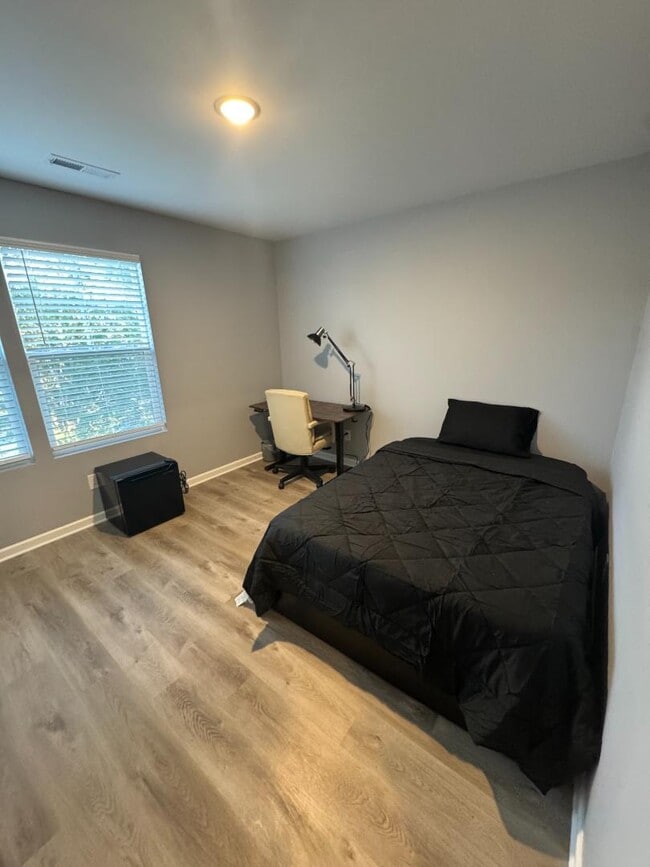 Building Photo - 2611 Carsten Ave