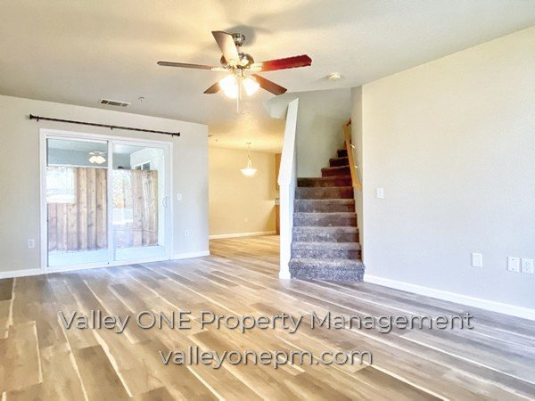 Foto del edificio - COMING SOON! Private Ground Floor Townhome in Desirable Complex with Attached 2 Car Garage