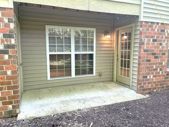 Foto del edificio - COMING SOON!!! Ground Floor Condo in Lake St Louis!