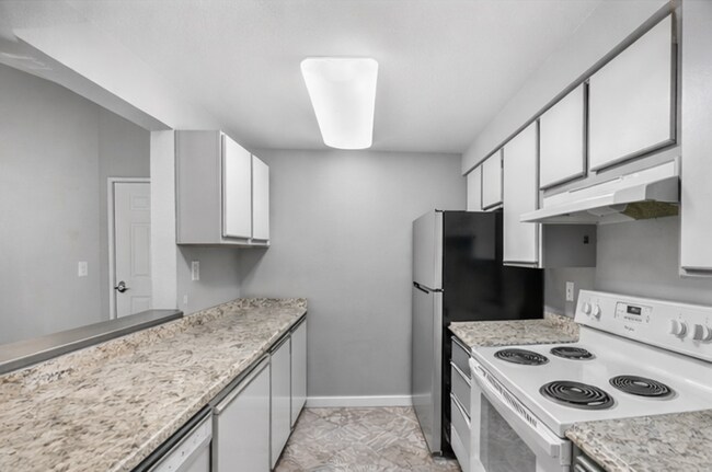 Foto del edificio - 2BR Condo w/ Vaulted Ceilings, W/D, Parking & Amenities