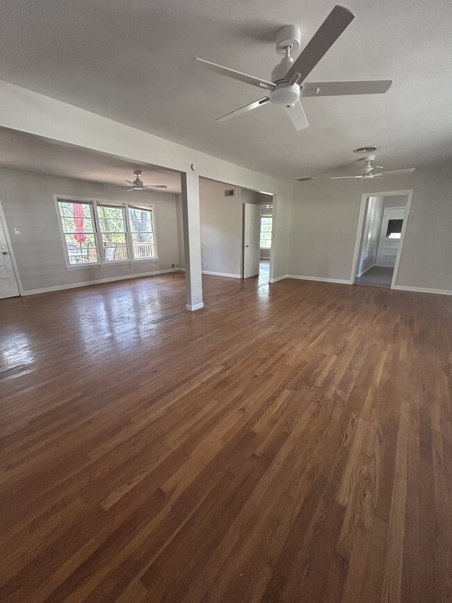 Foto del edificio - 134 E Hillcrest Dr