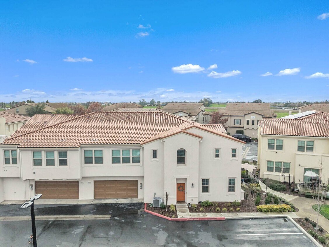 Foto principal - 5301 E Commerce Way