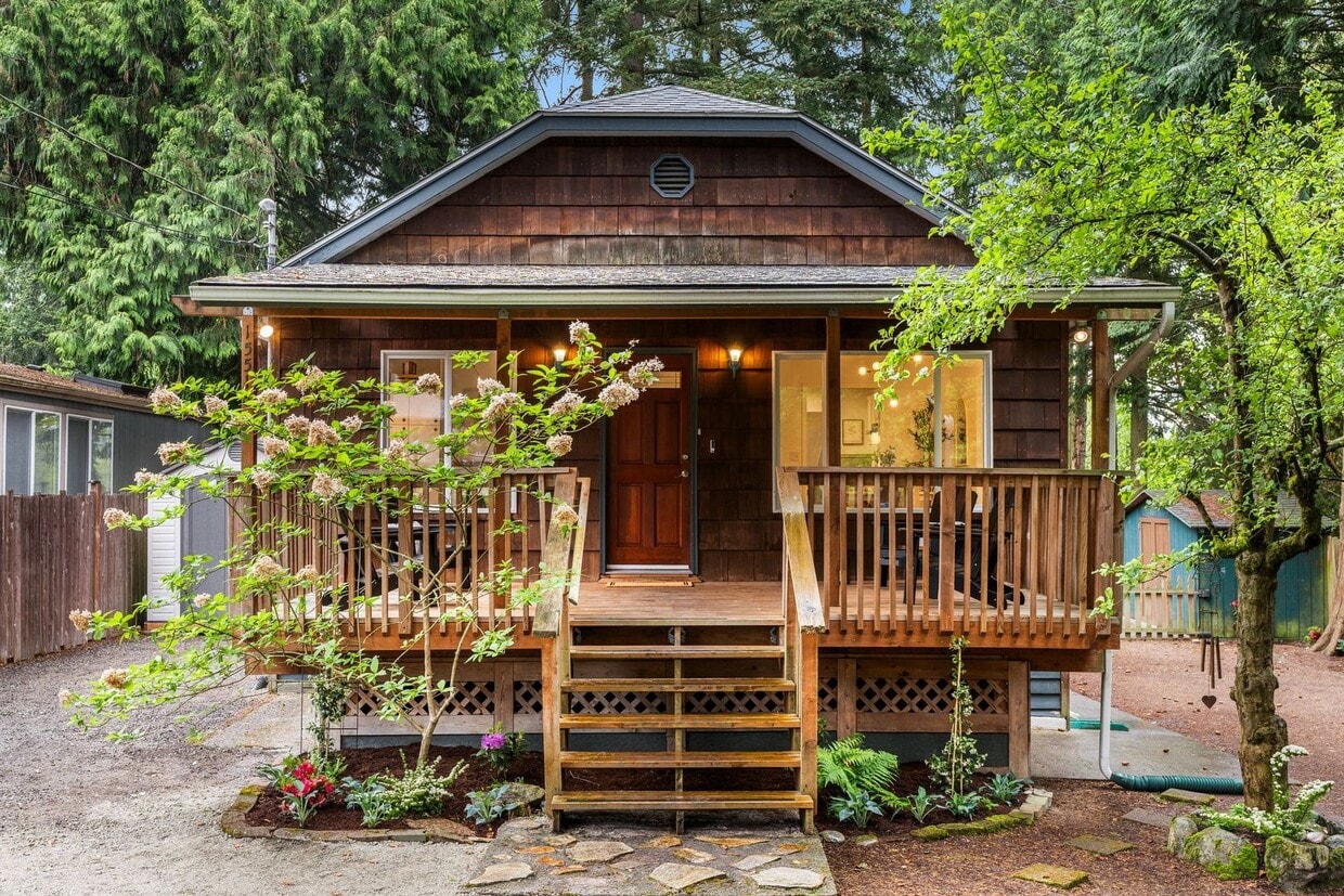 Primary Photo - Charming 3 Bed / 1.75 Bath Craftsman-Style...