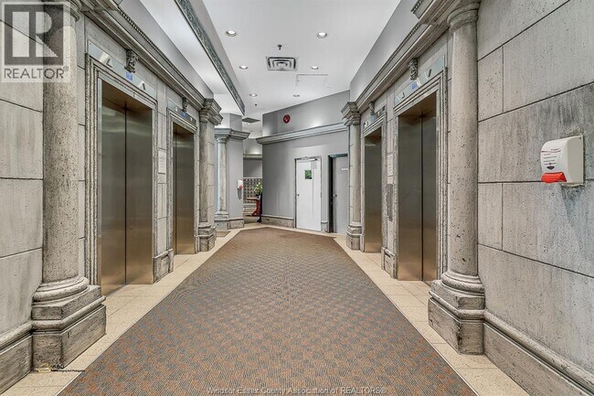 Photo du bâtiment - 150 Park St W