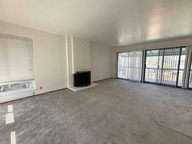 Foto del edificio - Hayward Hills Home is beautiful location, ...