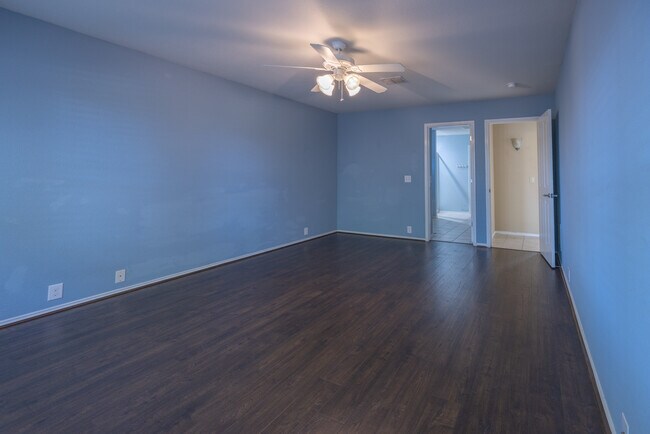 Foto del edificio - 15905 Avenel Way