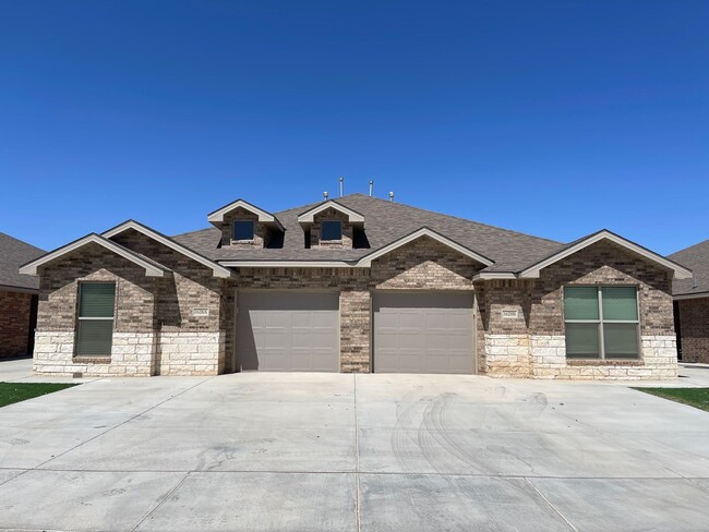 Building Photo - Pre-leasing 3 bed 2 bath Move In Ready! Co...