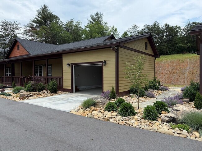 Building Photo - 124 Happy Family Rd