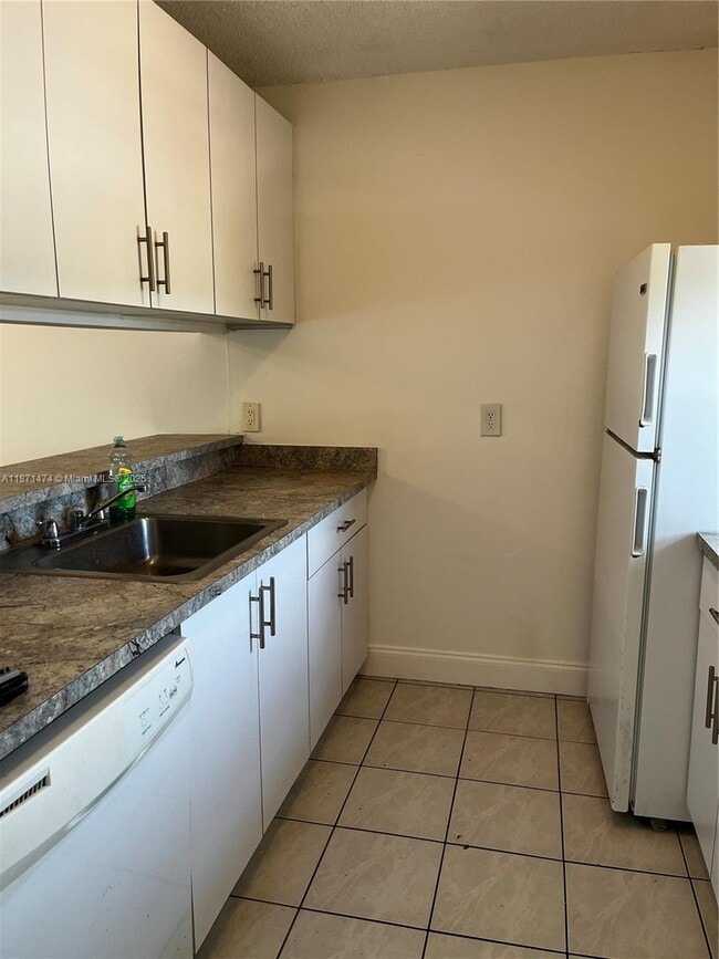 Foto del edificio - 8600 N Sherman Cir