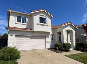 Building Photo - 720 Legends Pl