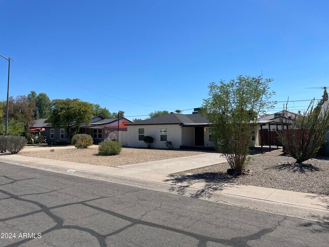 Foto del edificio - 1005 E Mariposa St