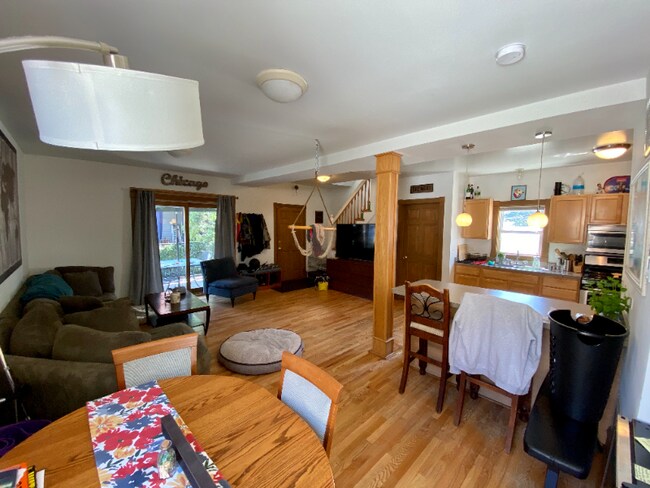 Foto del edificio - 1214 W Nelson St