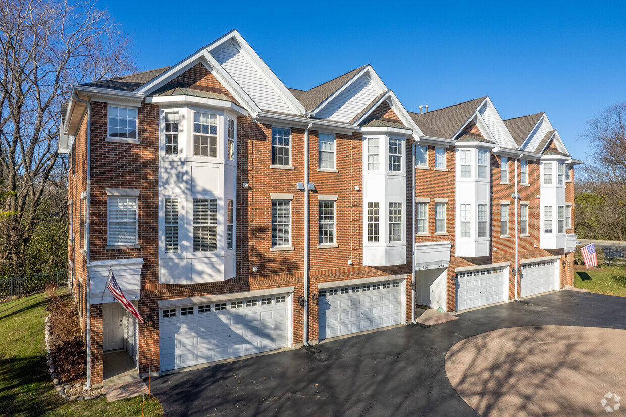 Foto principal - 775-788 W Northwest Hwy