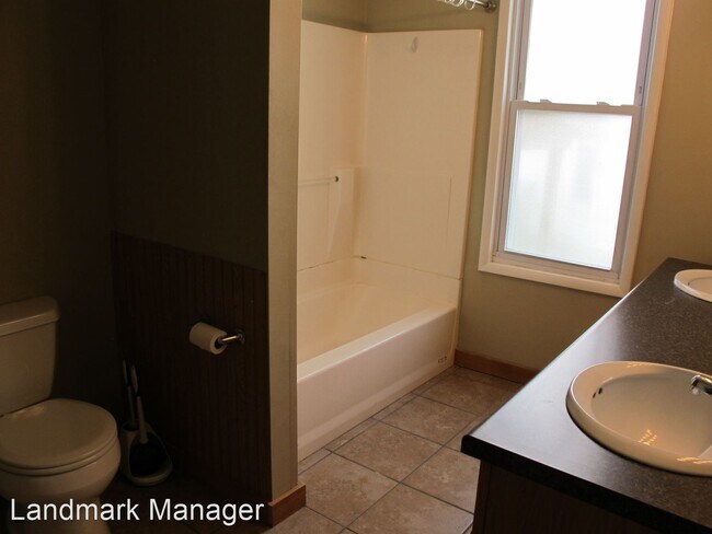 Foto del edificio - 8 br, 3 bath House - 326 E. Walnut Street