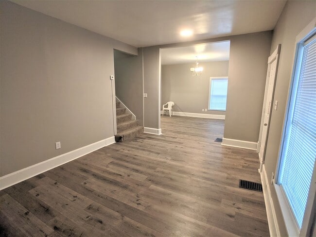 Building Photo - Spacious 3 bed 1.5 bath duplex in Indianap...